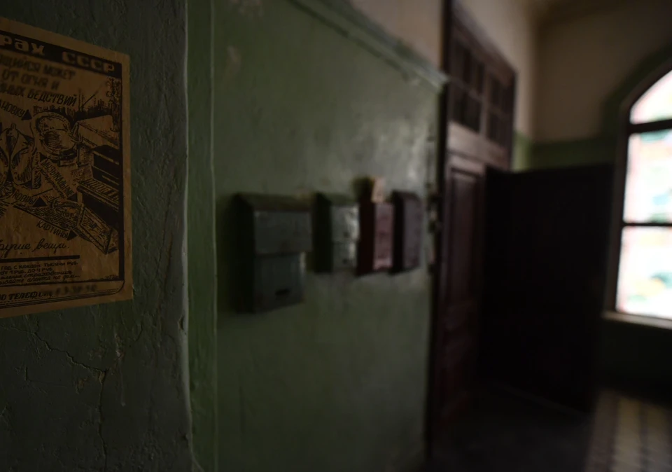 Пользователи соцсети осудили жителей подъезда за жестокое обращение к бездомному мужчине