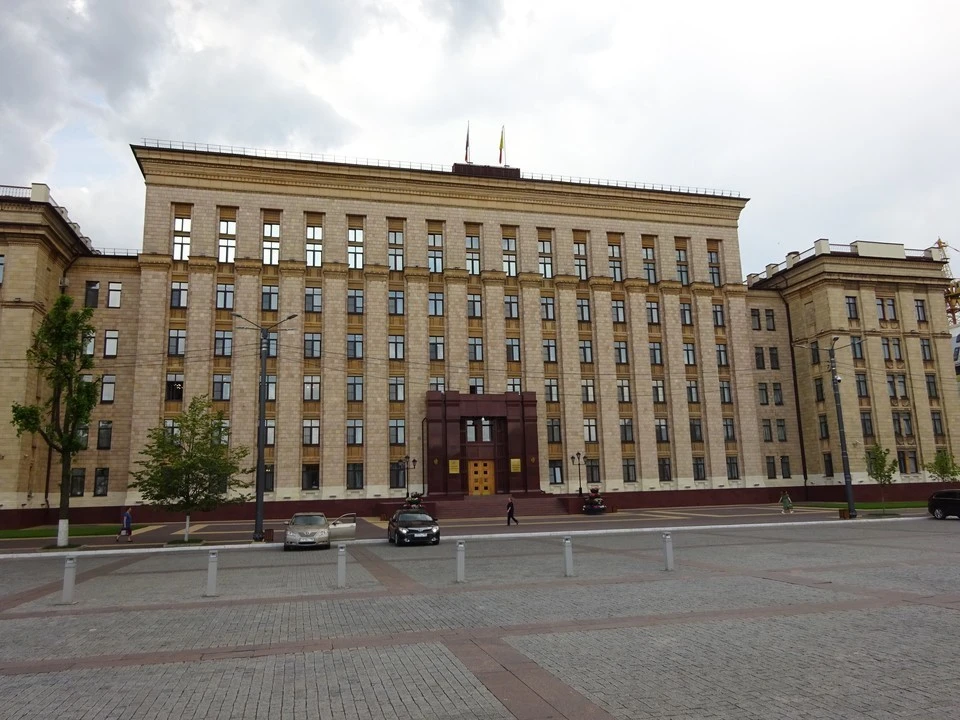 Зарплаты чиновников еще немного поднялись.