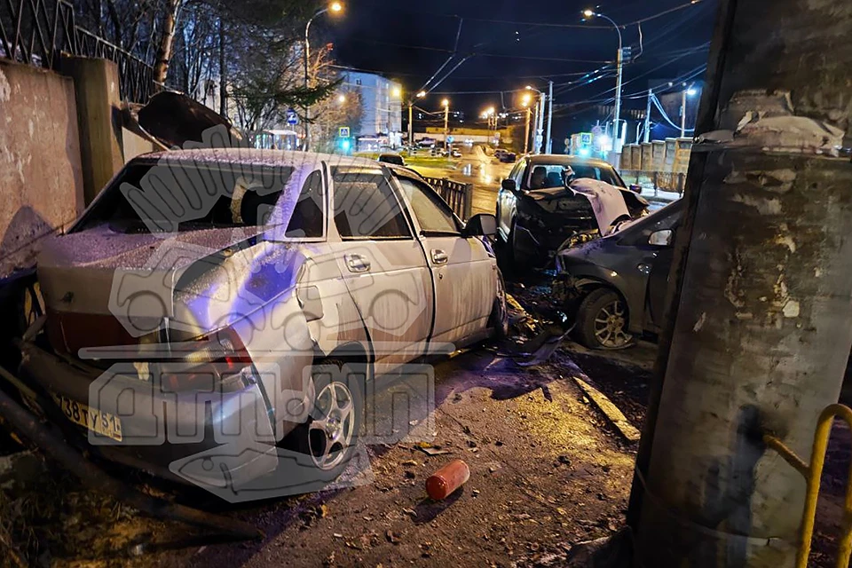 Вечером 10 октября у областной больницы в Мурманске произошла серьезная авария с участием сразу трех машин. Фото: Мурманск ДТП ЧП / vk.com/murmansk_dtp