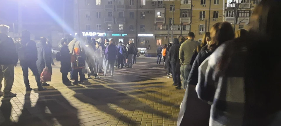 Вечером на Центральном рынке собралась очередь. ФОТО: Предоставлено читателем