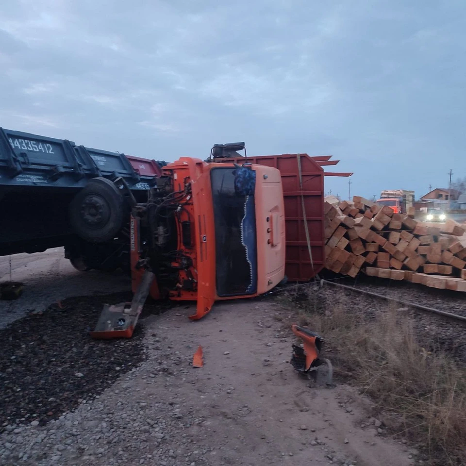 В Красноярском крае груженый КАМАЗ попал под поезд - KP.RU