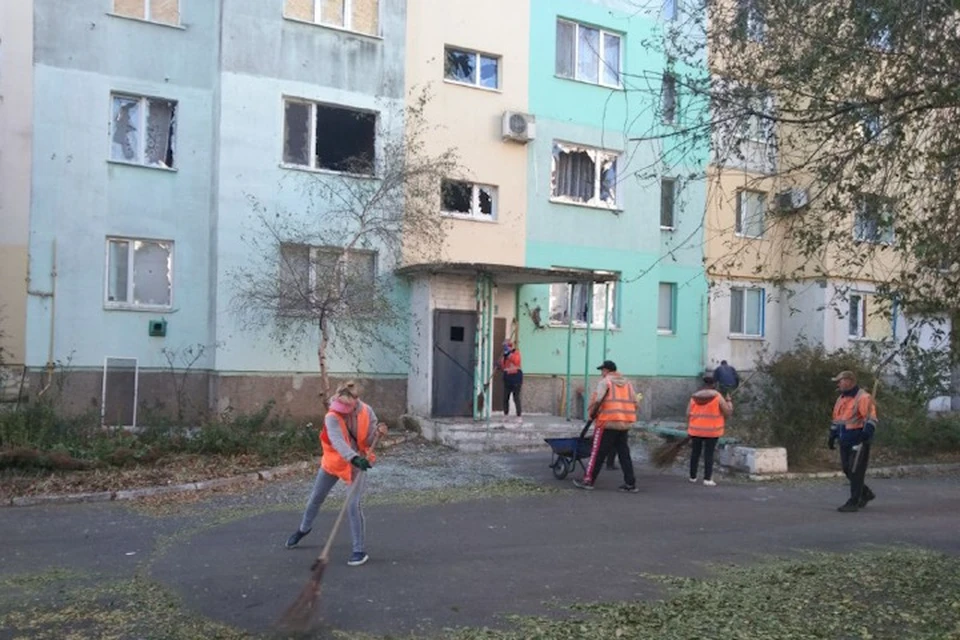 Коммунальщики наводят порядок после обстрела ВСУ Фото: Новокаховская администрация
