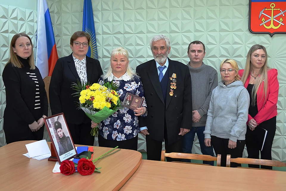 В Ловозерском районе маме солдата Андрея Водолазова, который погиб на СВО, вручили награду за сына. Фото: Администрация Ловозерского района