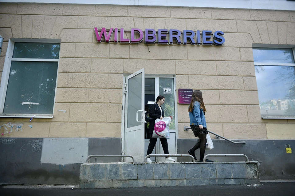 Один из крупнейших российских маркетплейсов Wildberries ввел с 10 октября 3-процентную комиссию за оплату покупок с помощью международных платежных систем.