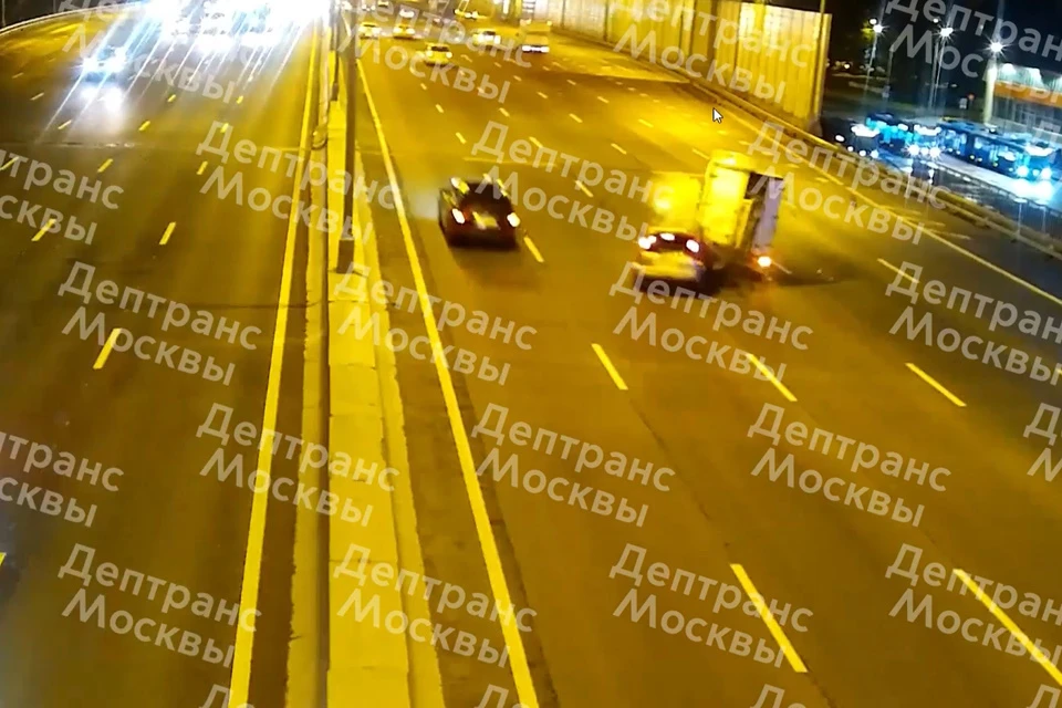 На месте аварии работали оперативные службы города
