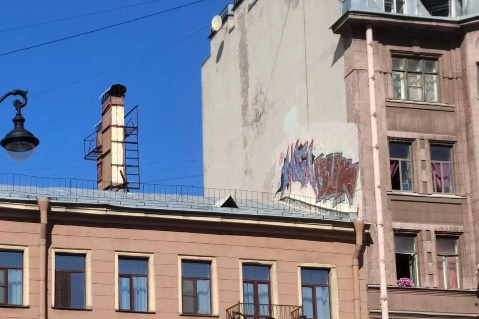 Хулиганы разрисовали два объекта культурного наследия в Петербурге. Фото: t.me/procspb