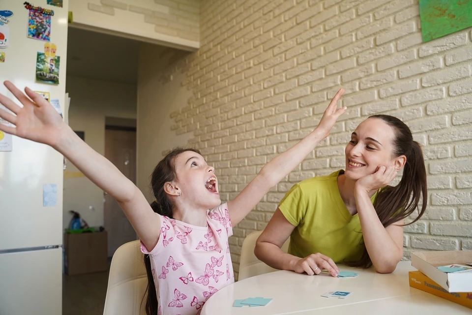 Родителям дома рекомендуется общаться с ребенком, обсуждать проблемы, слушать и пытаться понять его.