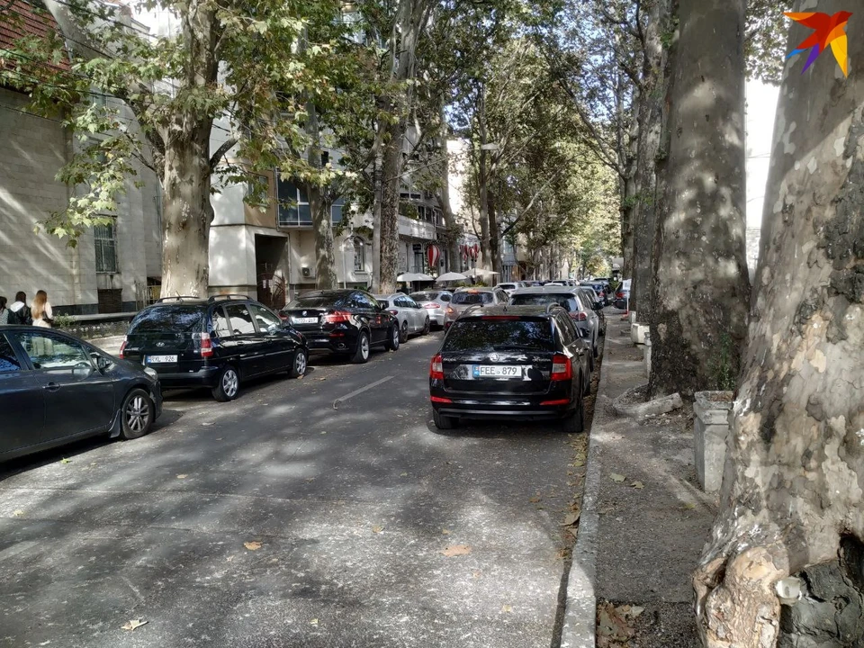 На центральных улицах автомобили вынуждены парковаться в два ряда на проезжей части. Фото: "КП"