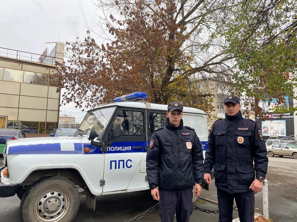 Старший сержант полиции и младший сержант организовали эвакуацию жителей через окна на втором этаже. Фото: ГУ МВД России по Свердловской области