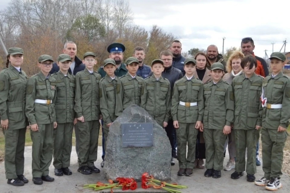 14 октября состоялось открытие мемориального знака в память об отважных военнослужащих. Фото: Василий Шмарин