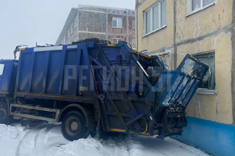 Мусоровоз врезался в окно квартиры первого этажа. Фото: t.me/region_m51