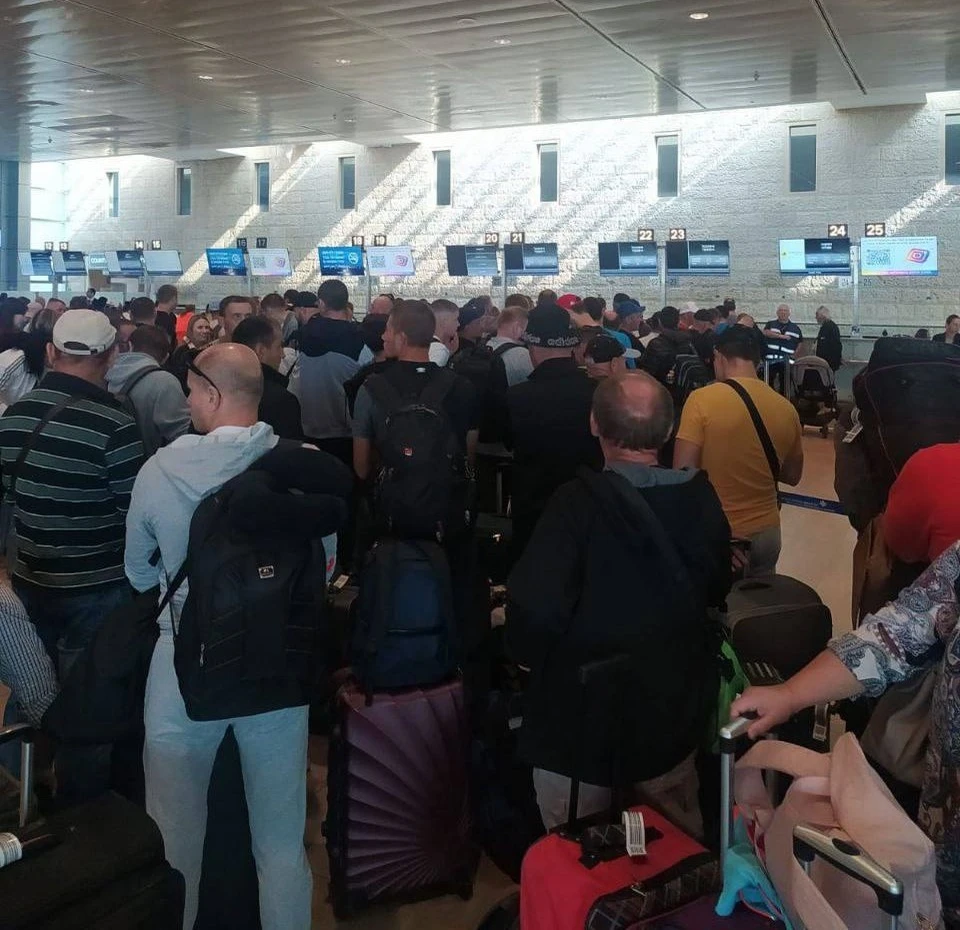 Около 300 человек сейчас проходят регистрацию в аэропорту Бен-Гурион.