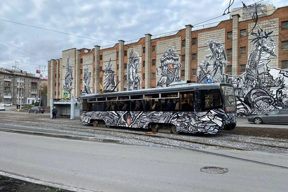 В Новосибирске еще один трамвай № 13 превратился в арт-объект. Фото: телеграм-канал Анны Терешковой