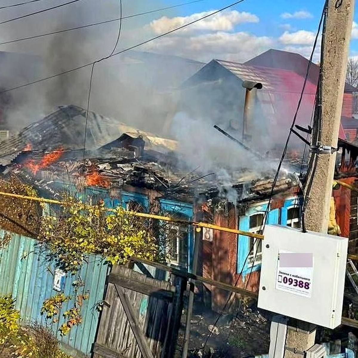 В уфимской Деме вспыхнули жилой дом с пристроем и соседнее строение - KP.RU