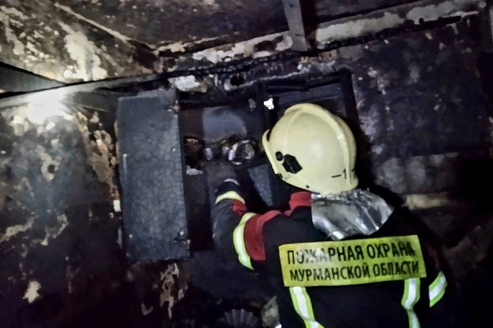 Ночью 17 октября в Мурманске загорелась квартира пятиэтажного жилого дома на проспекте Героев-североморцев, 79. Фото: ГУ МЧС по Мурманской области