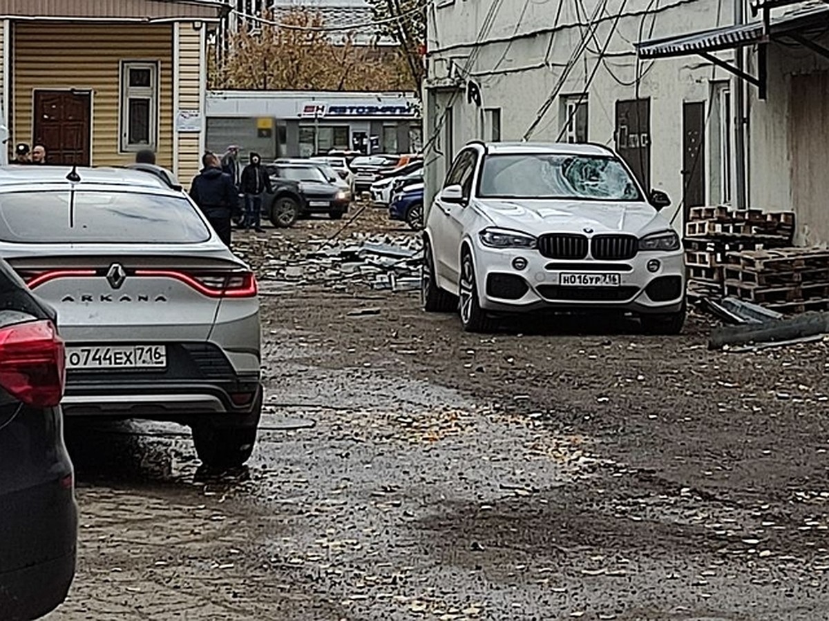 В Казани из-за сорванной ветром крыши разбилось лобовое стекло BMW - KP.RU