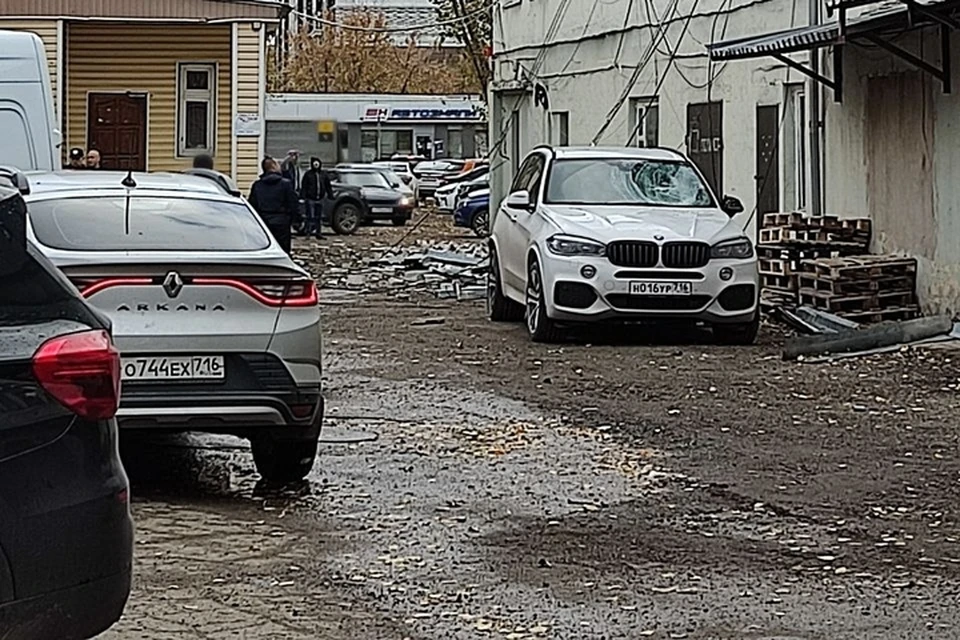 В результате ЧП разбилось лобовое стекло иномарки. Фото: из личного архива героя публикации