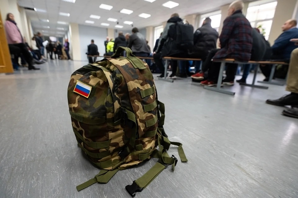 Повестки могут вручать сотрудники военкомата, руководители предприятий и учебных заведений.