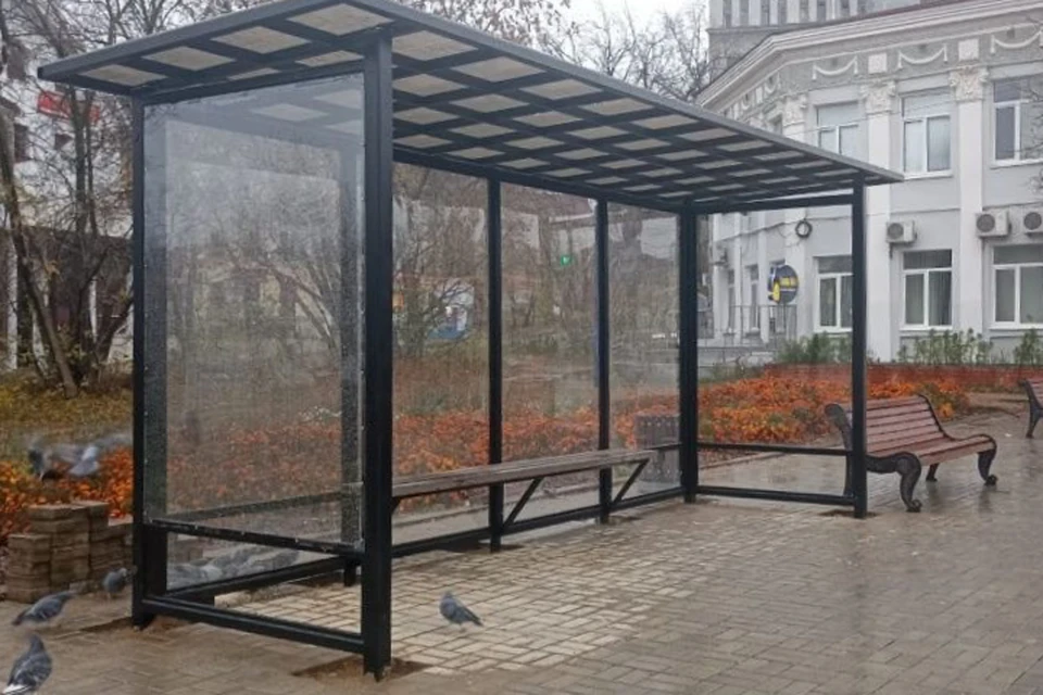 Рабочие установили металлическую конструкцию со вставками из стекла. Фото: киров.рф