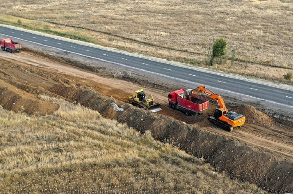 Сейчас специалисты в круглосуточном режиме ведут работы по разминированию и очистке полосы отвода на данном участке дороги. Фото: Минтранс ДНР