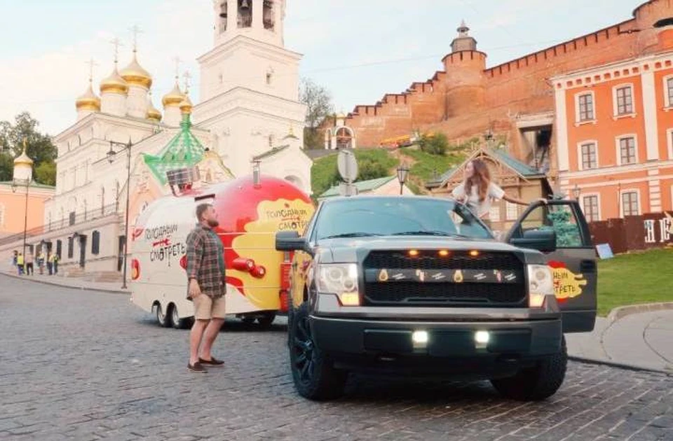 Новое кулинарное тревел-шоу «Голодным не смотреть!». Фото: скрин из шоу.