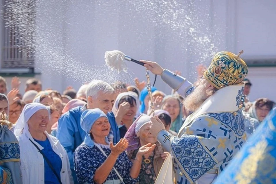 Митрополит Меркурий и верующие прихожане. Фото: сайт Ростовской-на-Дону епархии