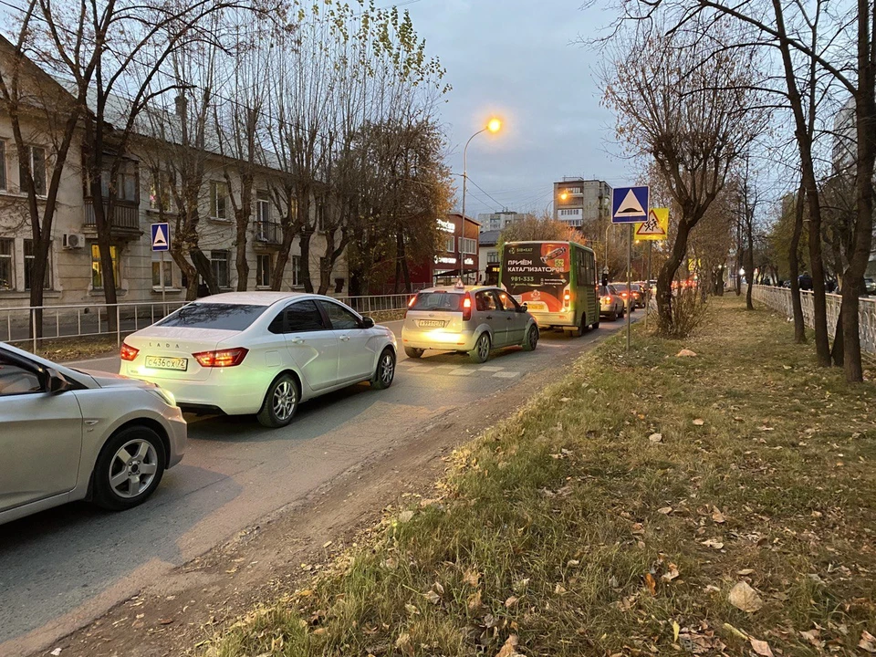 Ситуацию на дорогах осложнили многочисленные ДТП в Тюмени.