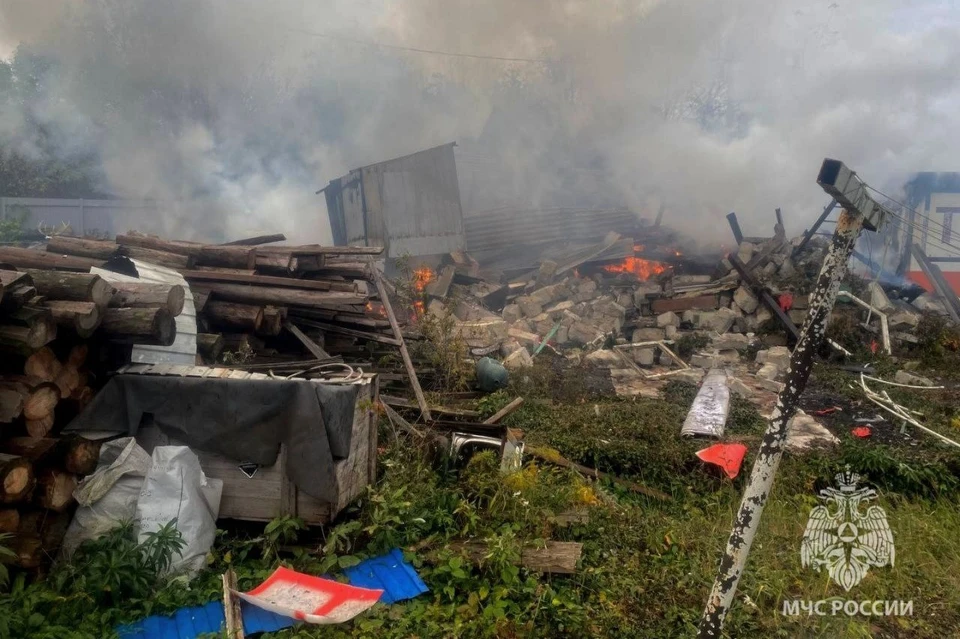 Во время пожара в садоводческом товариществе спасатели обнаружили женщину без сознания и с ожогами