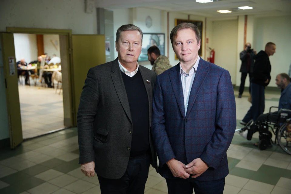 Раненым бойцам СВО передали гумпомощь и организовали концерт - KP.RU