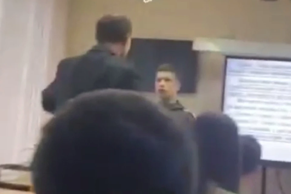В Кемерове полиция проводит проверку конфликта учителя с учеником на уроке.