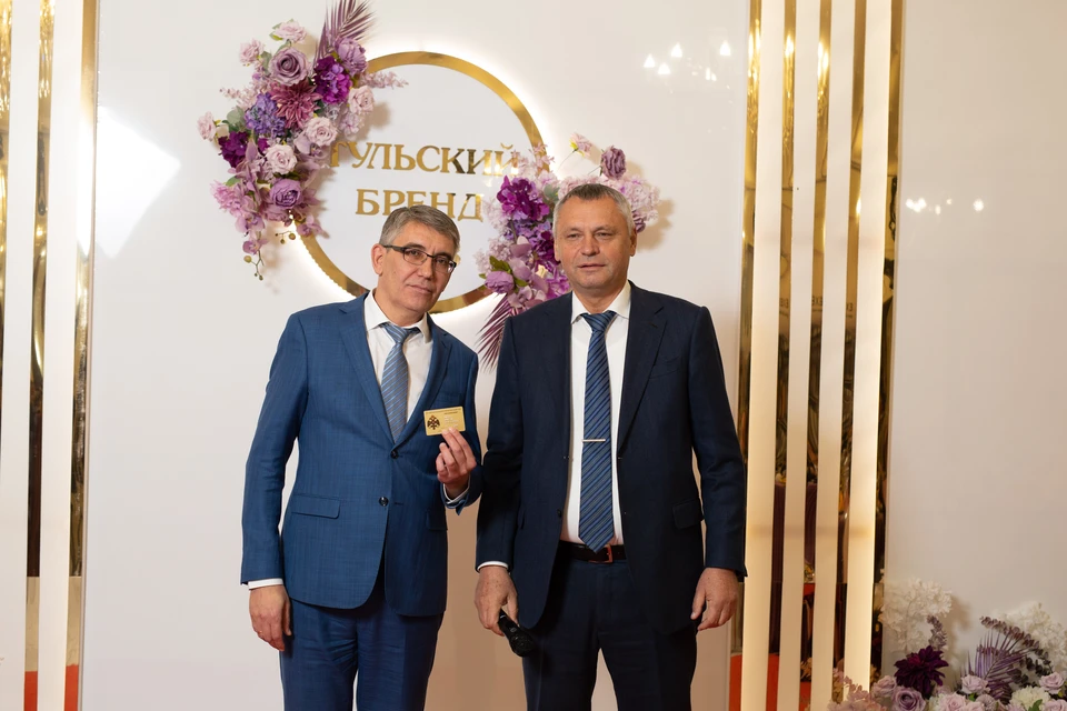 На церемонии "Тульский бренд" Александр Потапенко вручил первому заместителю губернатора Тульской области Дмитрию Миляеву членский билет Российского военно-исторического общества.