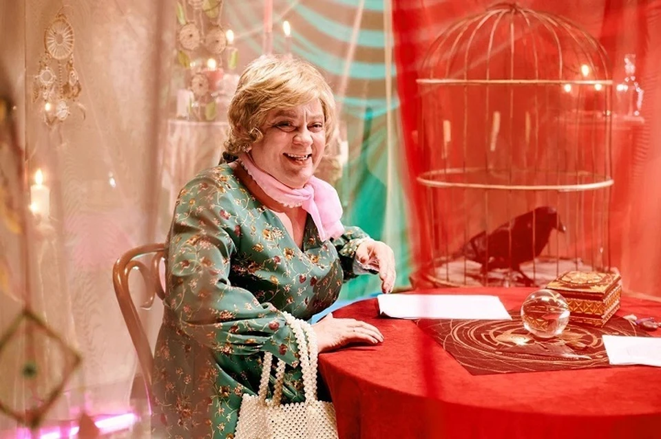 Ради роли Дмитрию Брекоткину пришлось выщипать брови, продепилировать руки и грудь. Фото: телеканал «СТС»