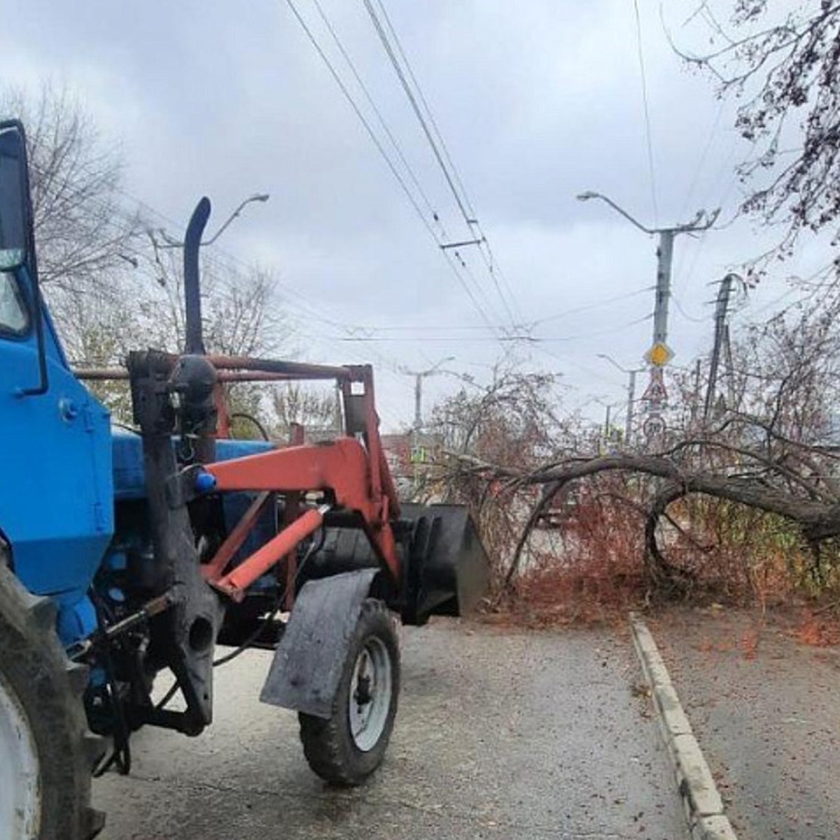 В Барнауле ветер переворачивает остановки и сносит крыши - KP.RU