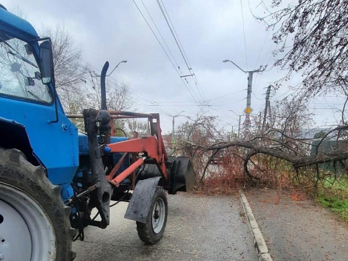 В Барнауле ветер переворачивает остановки и сносит крыши - KP.RU