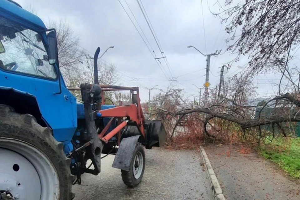 Городские власти пытаются устранить последствия непогоды