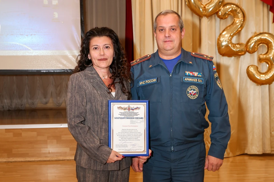Педагогу пермской гимназии № 2 вручили благодарственное письмо ГУ МЧС.