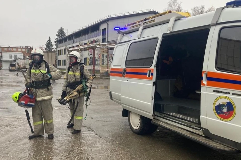 В Советском районе Новосибирска спасатели нашли в заброшенном гараже колбы с ртутью. Фото: Спасатели МАСС