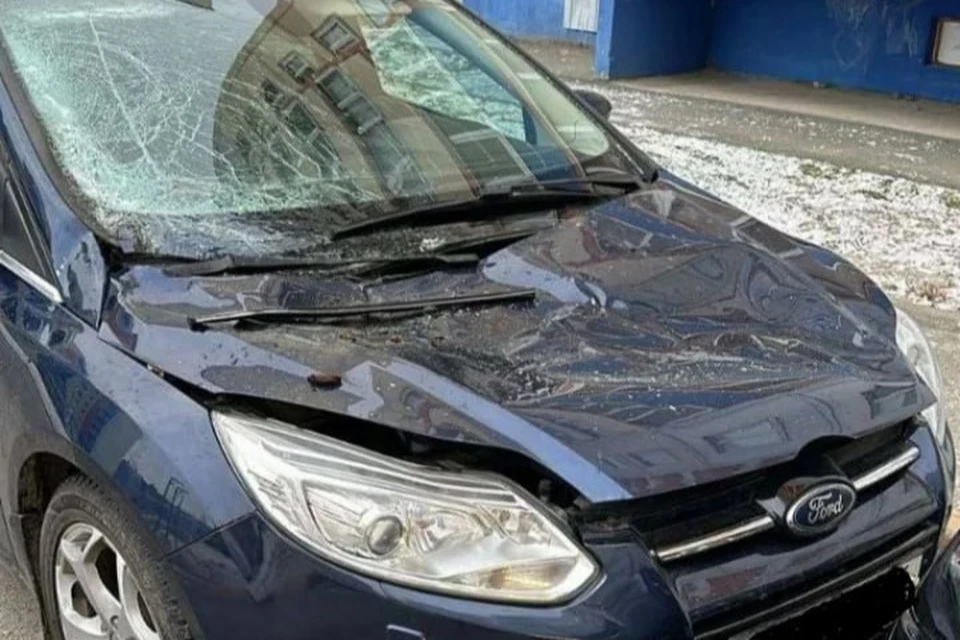 В Пыть-Яхе девушка упала с высоты на капот машины и выжила. Фото: телеграм-канал ЧП Ямал