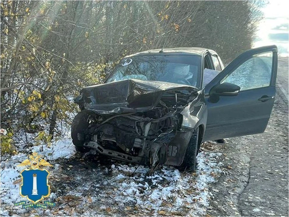 26 октября на дороге под Ульяновском водитель на «Ладе Гранта» влетел в «КамАз». Фото ГИБДД Ульяновской области
