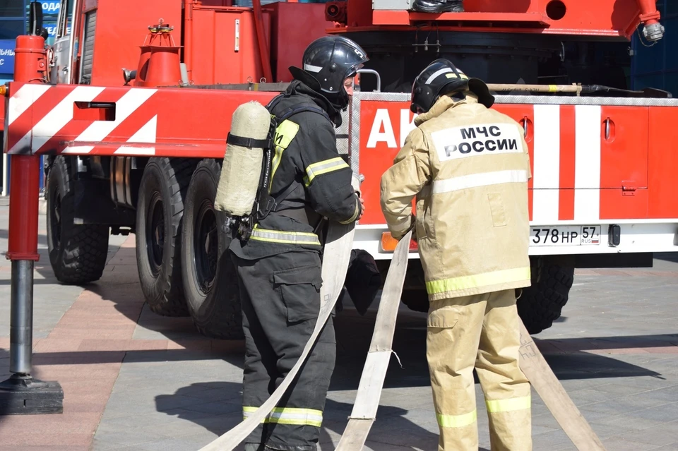 В результате пожара в подъезде на одиннадцатом этаже огонь повредил раму окна