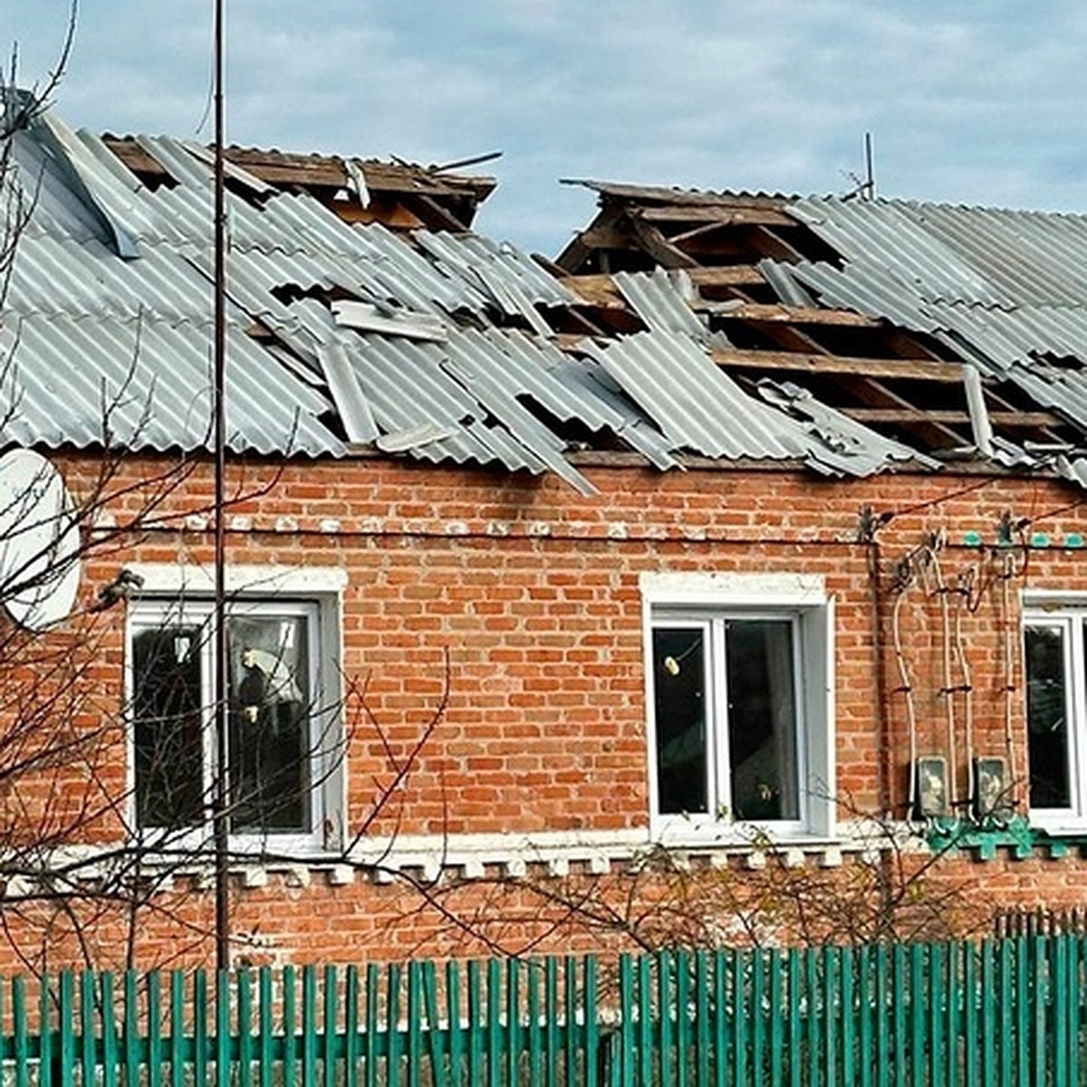 В Белгородской области прилетевший со стороны Украины снаряд пробил крышу  дома в Новой Таволжанке - KP.RU