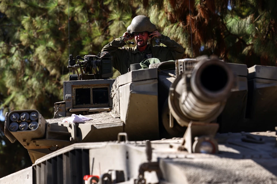 Около единственного КПП на границе Газы и Египта размещены десятки единиц бронетехники.