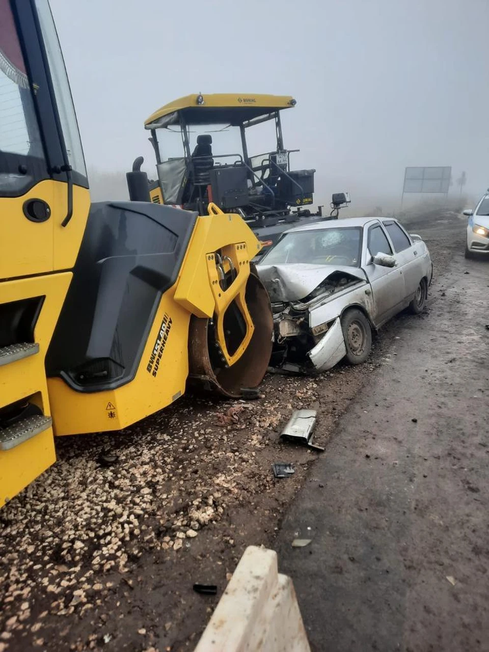 В Саратовской области два пенсионера пострадали в аварии с асфальтовым  катком - KP.RU