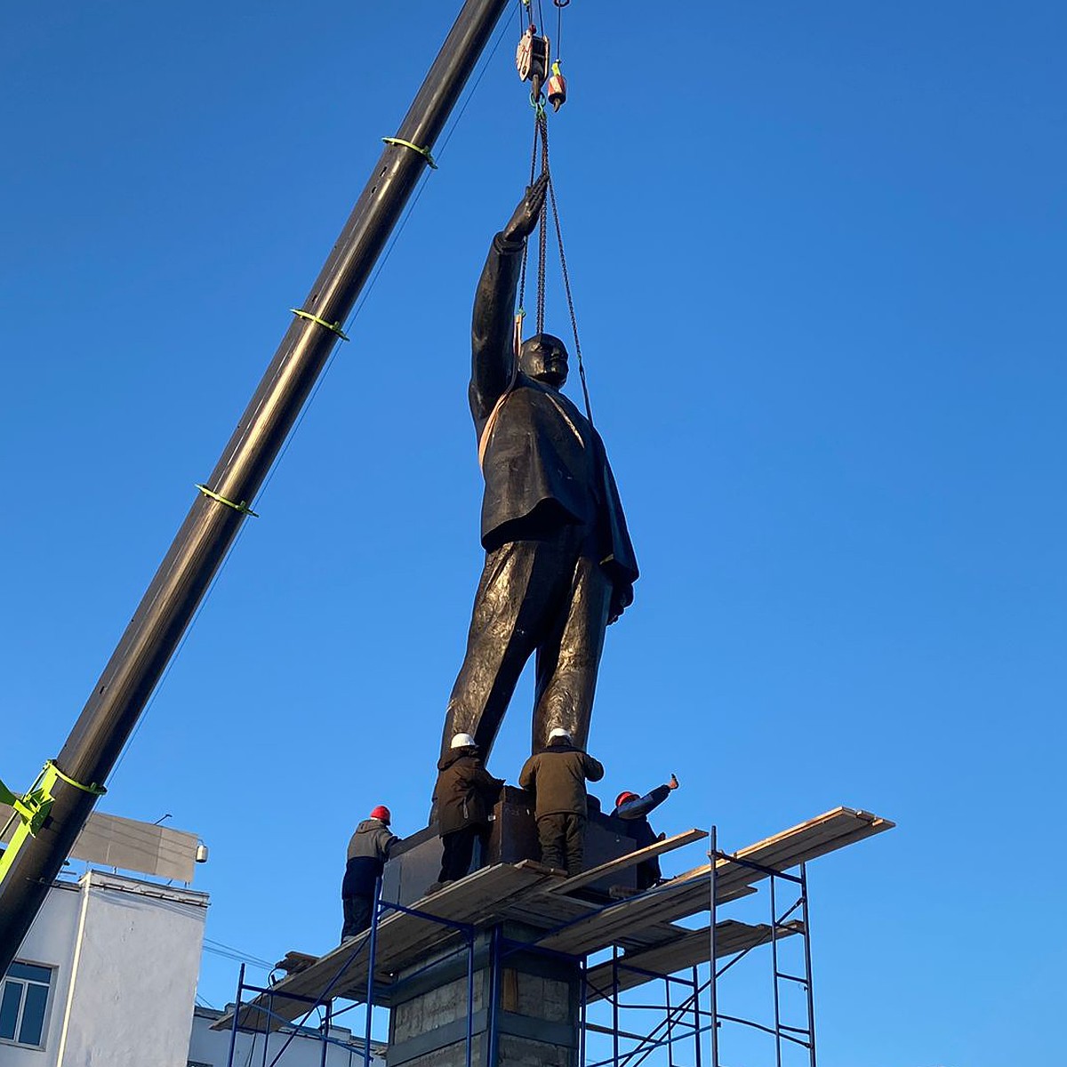 Дедушка вернулся». Памятник Ленину установили на центральной площади  Якутска - KP.RU