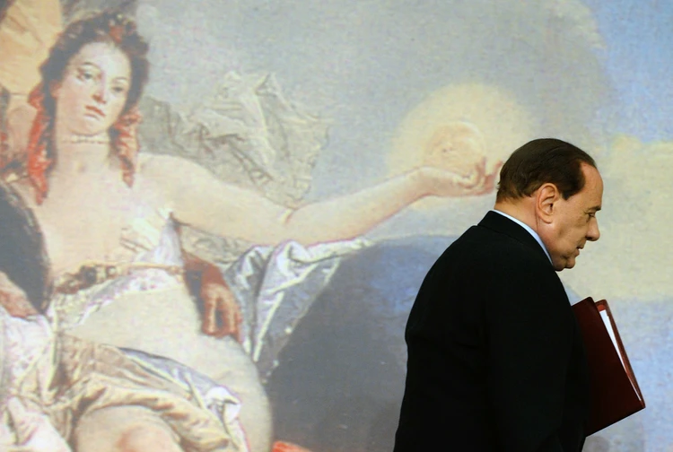 «Он не мог владеть 24 тысячами женщин, поэтому имел 24 тысячи картин»: коллекция Сильвио Берлускони озадачила его наследников
