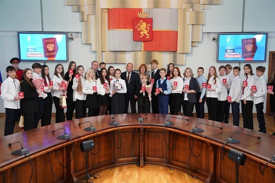 Красноярским школьникам вручили паспорта России. Фото: администрация Красноярска
