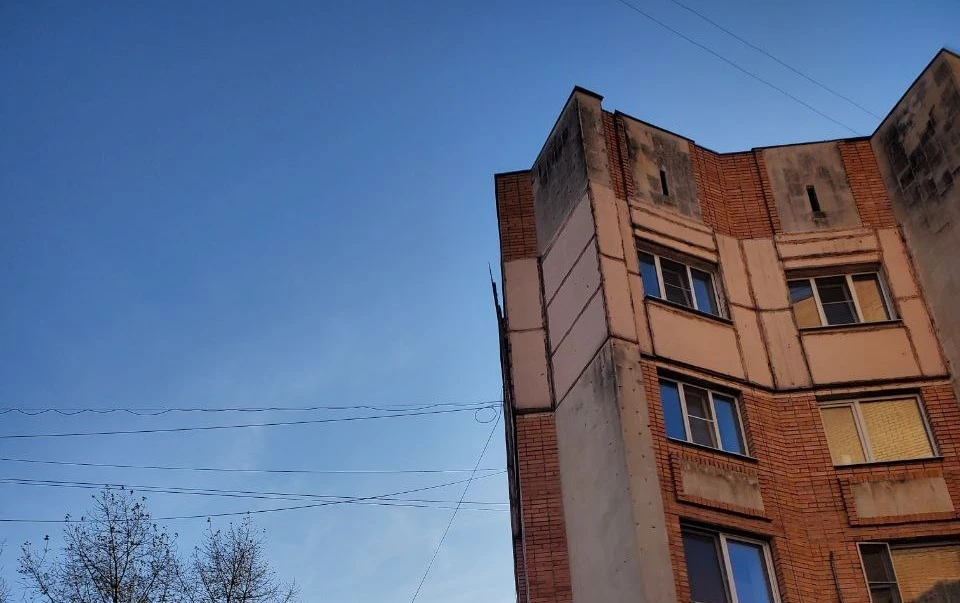 На самом верху дома № 30 по улице Космонавта Комарова вот-вот оторвется плита.
