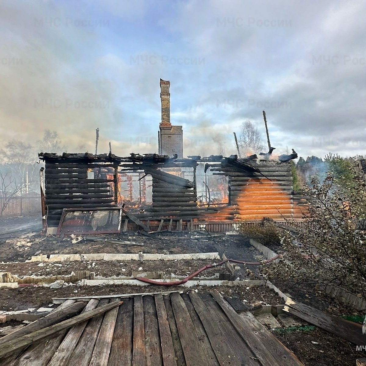 В Кольчугинском районе полностью сгорел деревенский дом - KP.RU