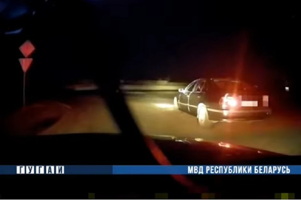 Водитель БМВ удирал, пока машина могла двигаться. Скрин видео ГУ ГАИ