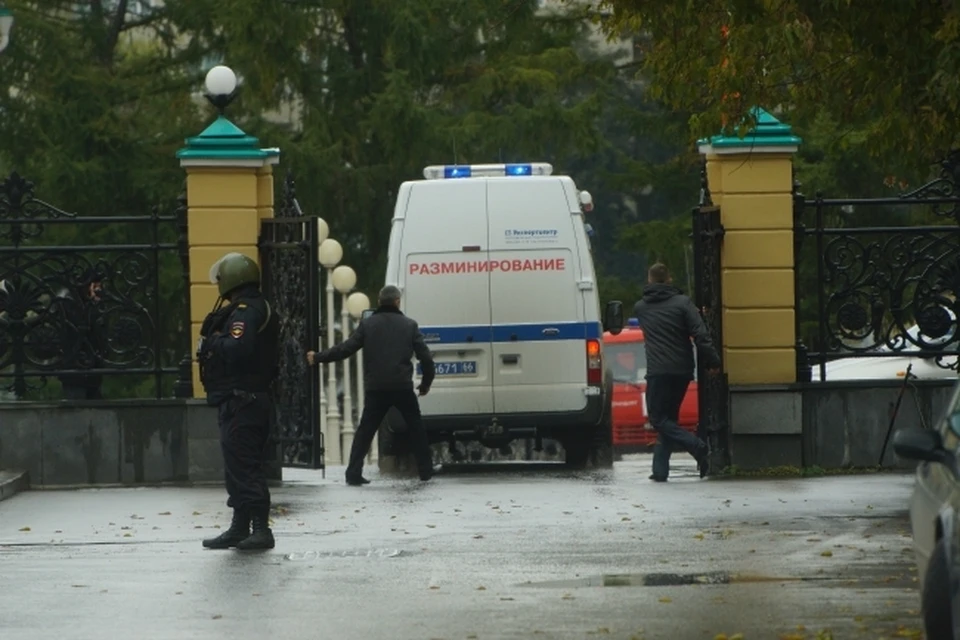 Для обеспечения безопасности при обезвреживании бомбы на место выехал отряд спасателей